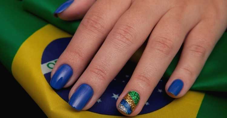 Nails decorated with glitter for the World Cup