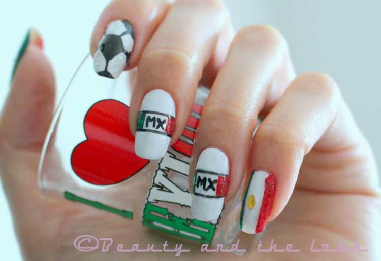 Decorated nails to support Méixo in the World Cup