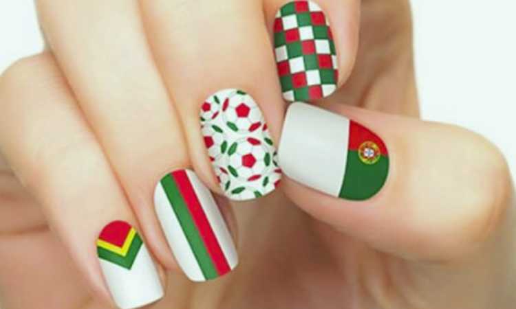 Decorated nails to support Portugal in the World Cup