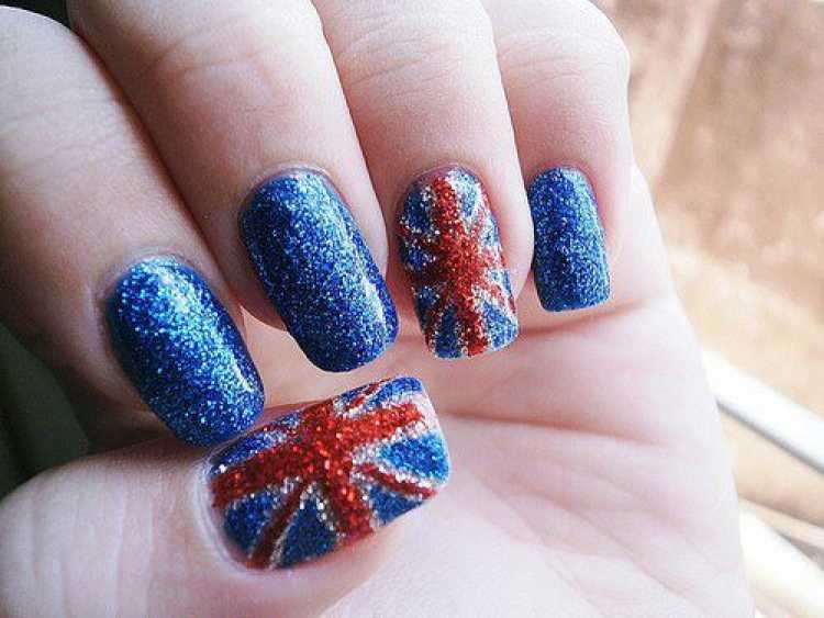 Decorated nails to support England in the World Cup