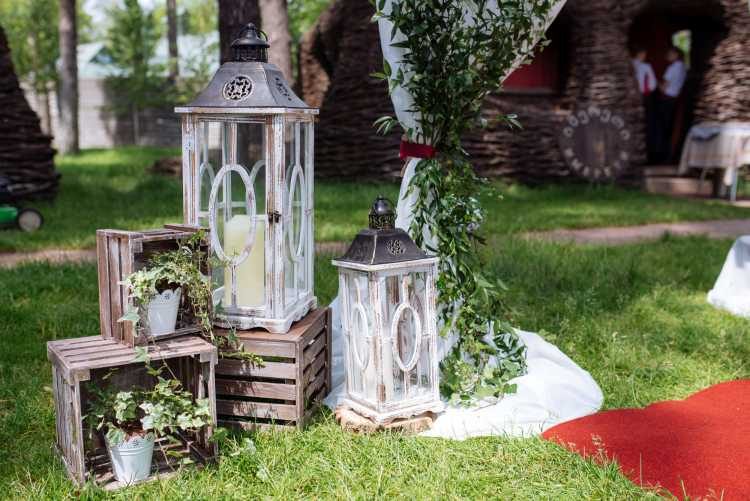 Lamps on the tree making wedding decoration