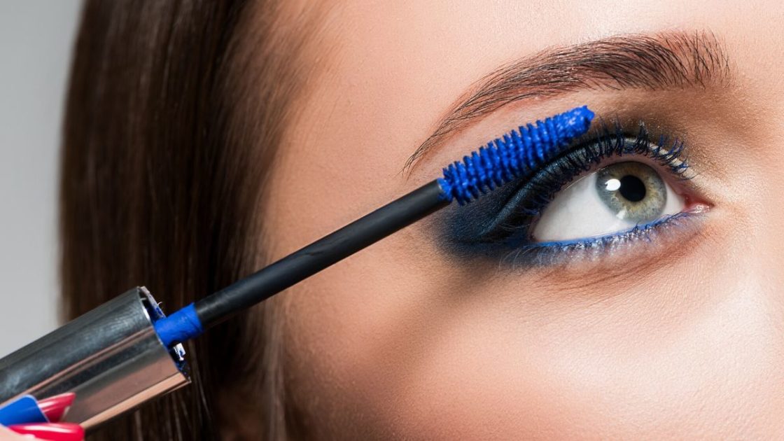 Colored mascara is one of the fall winter 2020 makeup trends - (Photo: shutterstock)