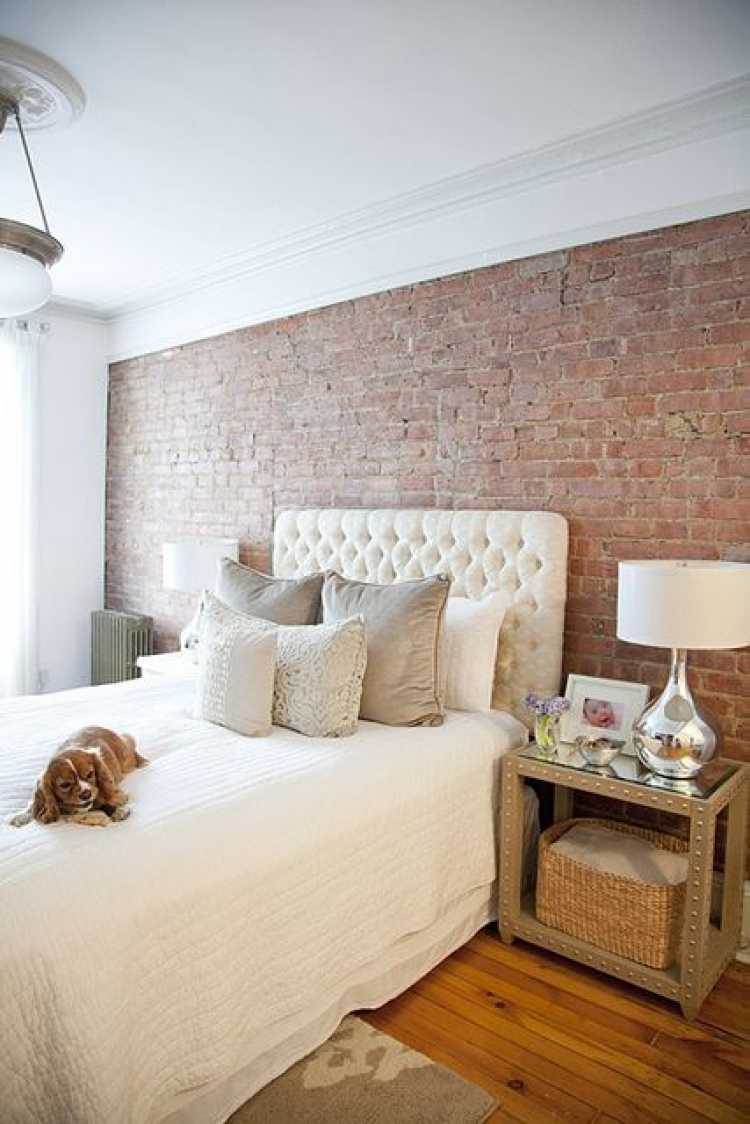 Rustic wall in the double bedroom