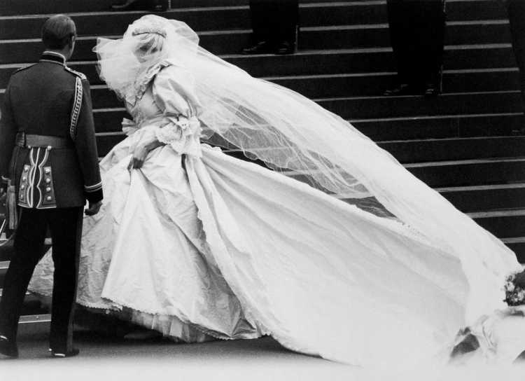 El velo del vestido de novia de la princesa Diana fue considerado el más largo de la historia