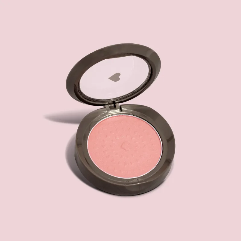 Sweetheart of makeup, it's important to know the types of blush so you can choose the one that best suits you and rock your makeup. 