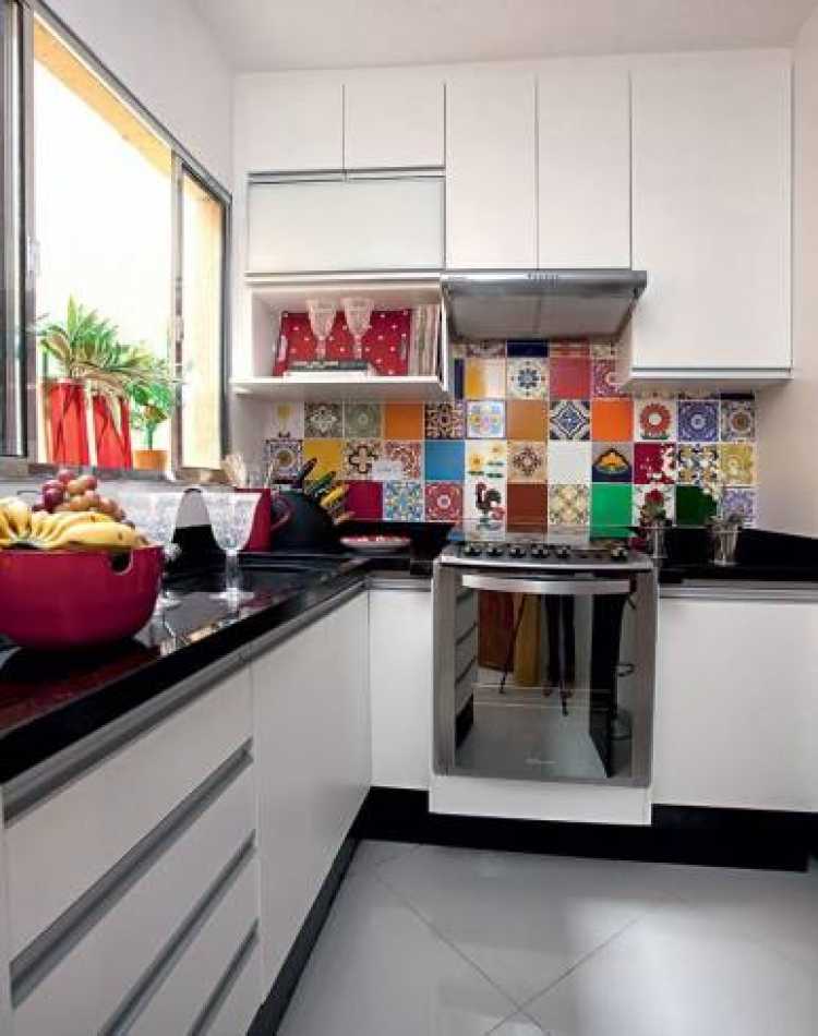 Using colors to decorate a small kitchen