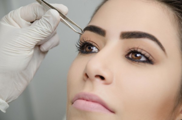 Woman doing Megahair of eyebrows