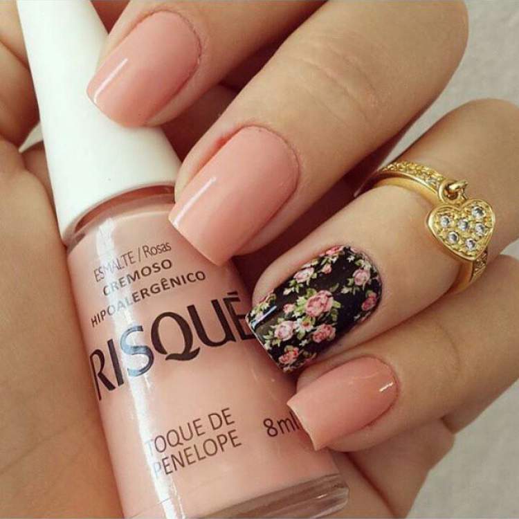 Design on decorated nails for those who love nude nail polish