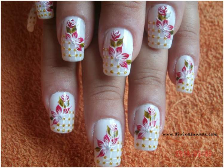 Nails decorated with flowers