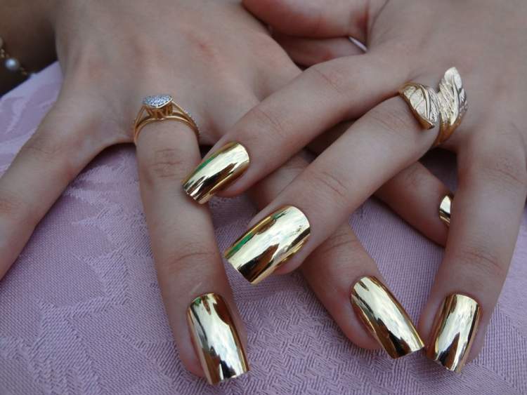 Metallic nails are trends for 2018