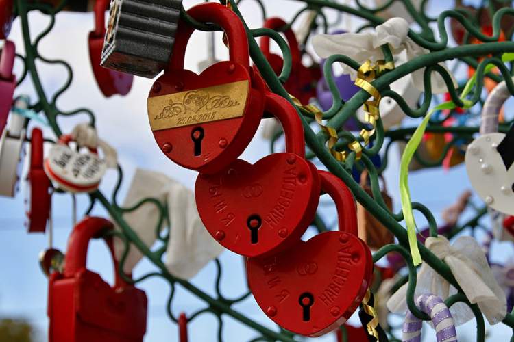 Personalized padlocks among the trends in wedding favors