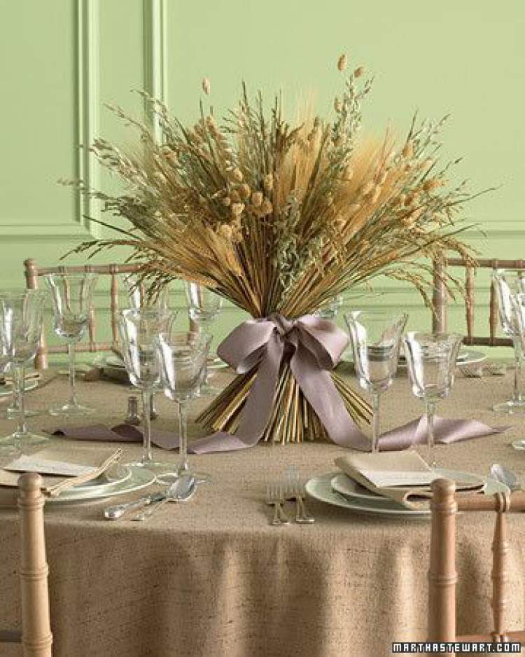 How to decorate a wedding party table