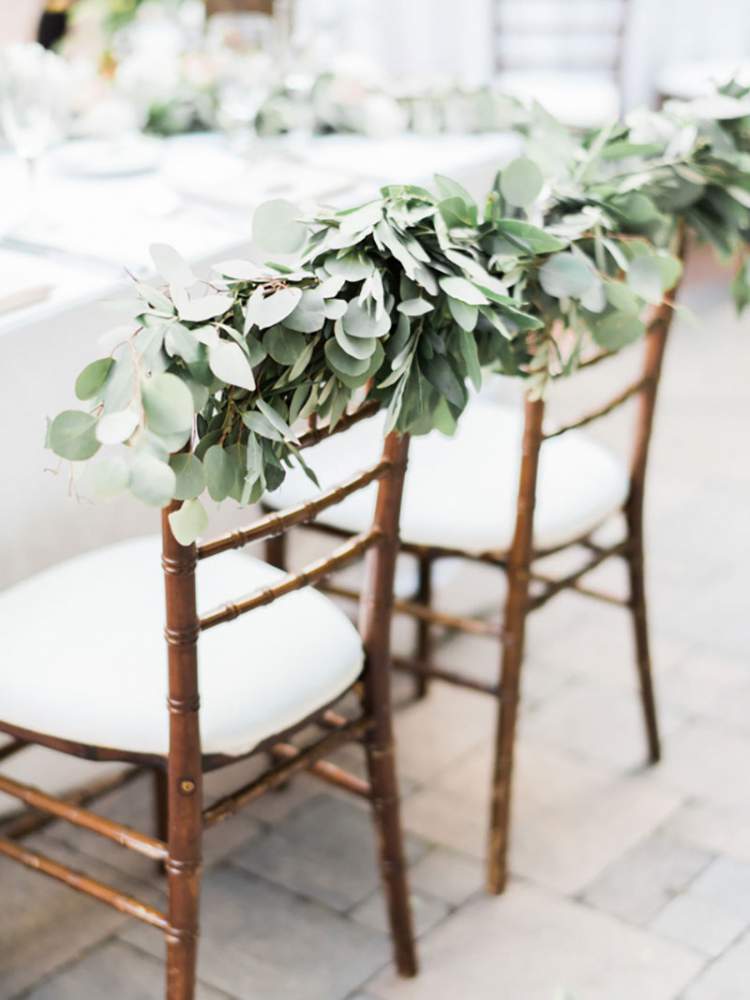 Idea for making a beautiful wedding decoration with foliage