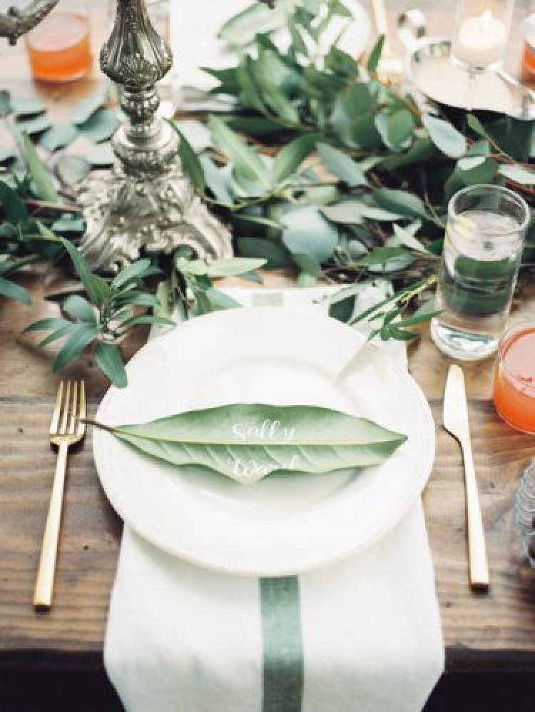 How to replace paper with foliage in wedding decoration