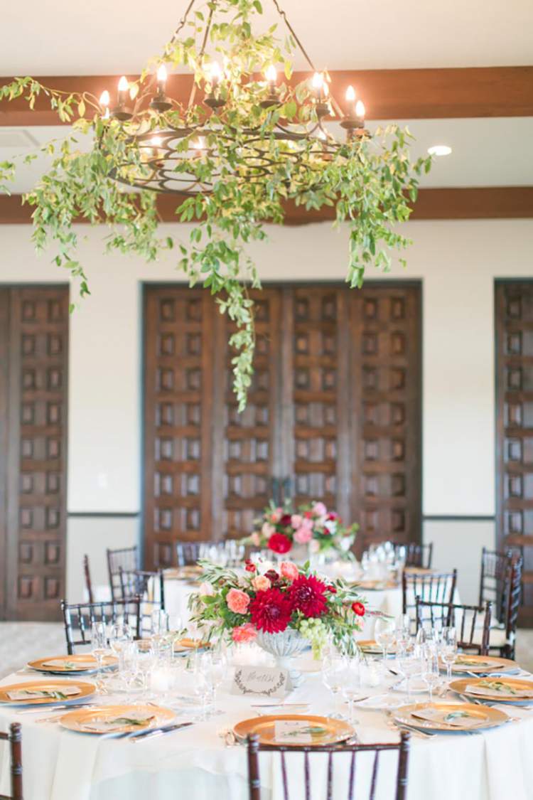 Foliage chandelier to decorate the wedding