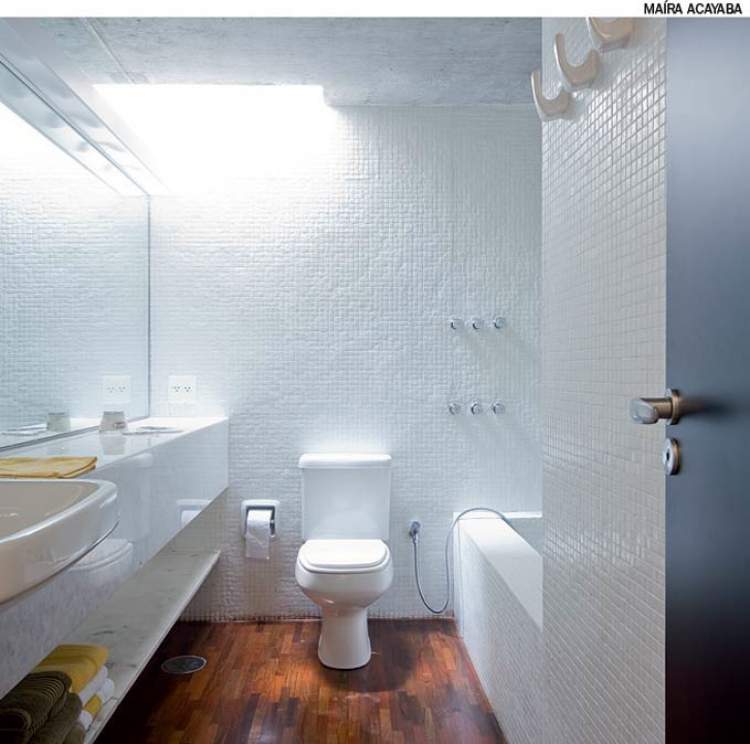 Lighting tips to make a small bathroom more spacious