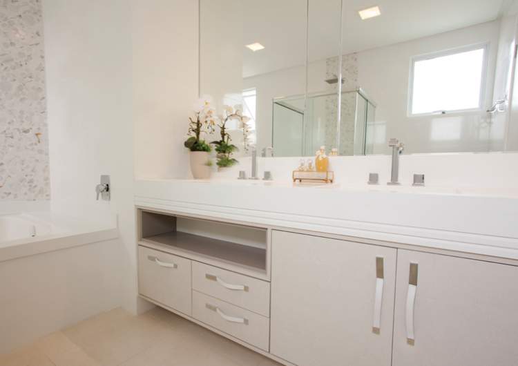 Light tones on the wall to make a small bathroom more spacious