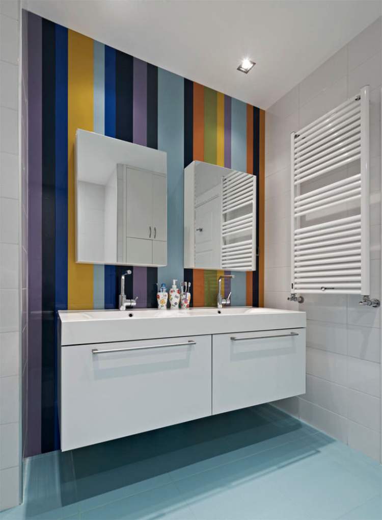 Colorful wall to make a small bathroom more spacious