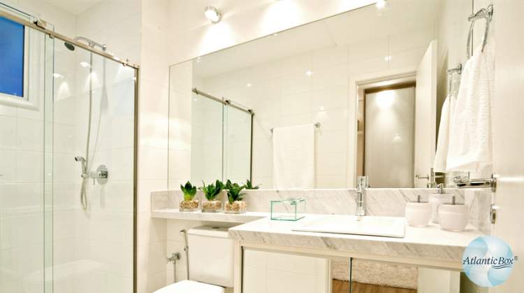 Using mirrors to make a small bathroom more spacious