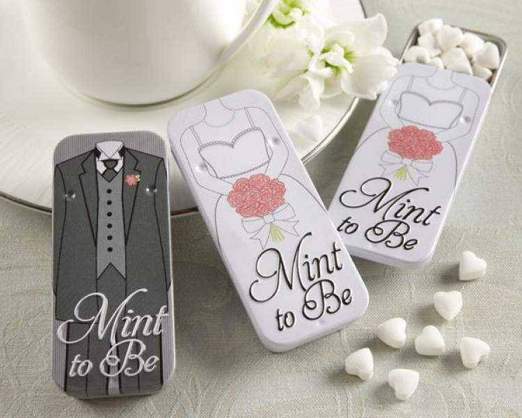 A can filled with sweets for the bride and groom is one of the wedding souvenirs to eat