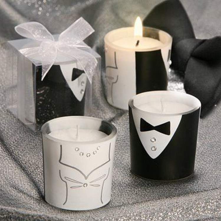 Scented candles to give as wedding favors