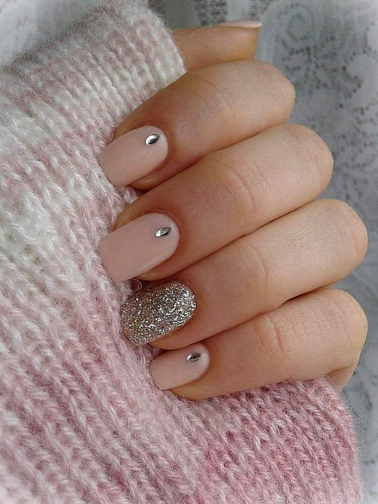 Discreet and romantic nail art