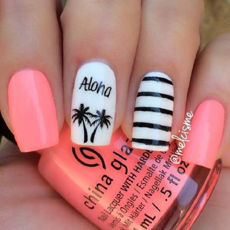 Nails decorated in a beach atmosphere