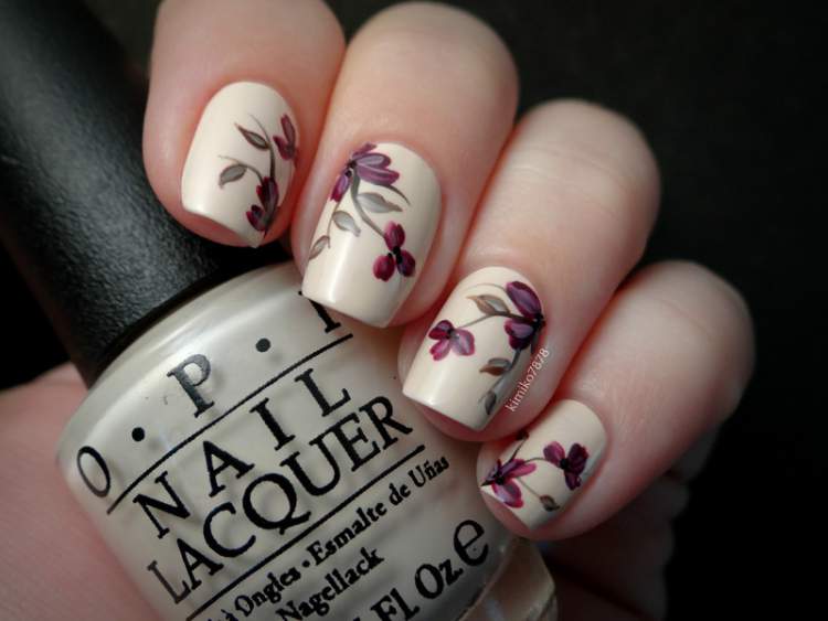 Nail decoration with flowers