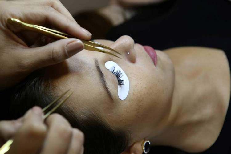 Eyelash extensions: who is it suitable for?