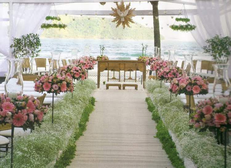 Wedding decoration with gerbera arrangements