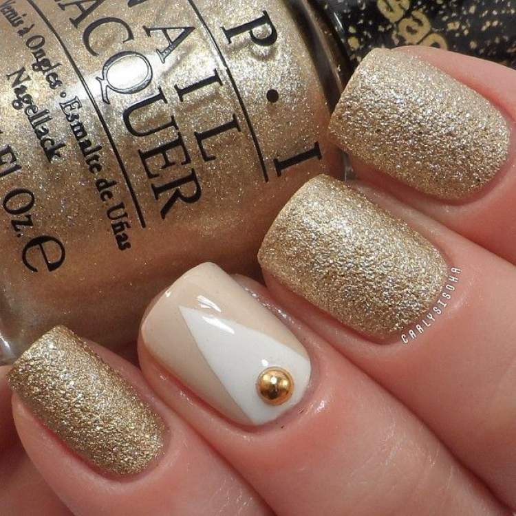 Short nails decorated with glam gold