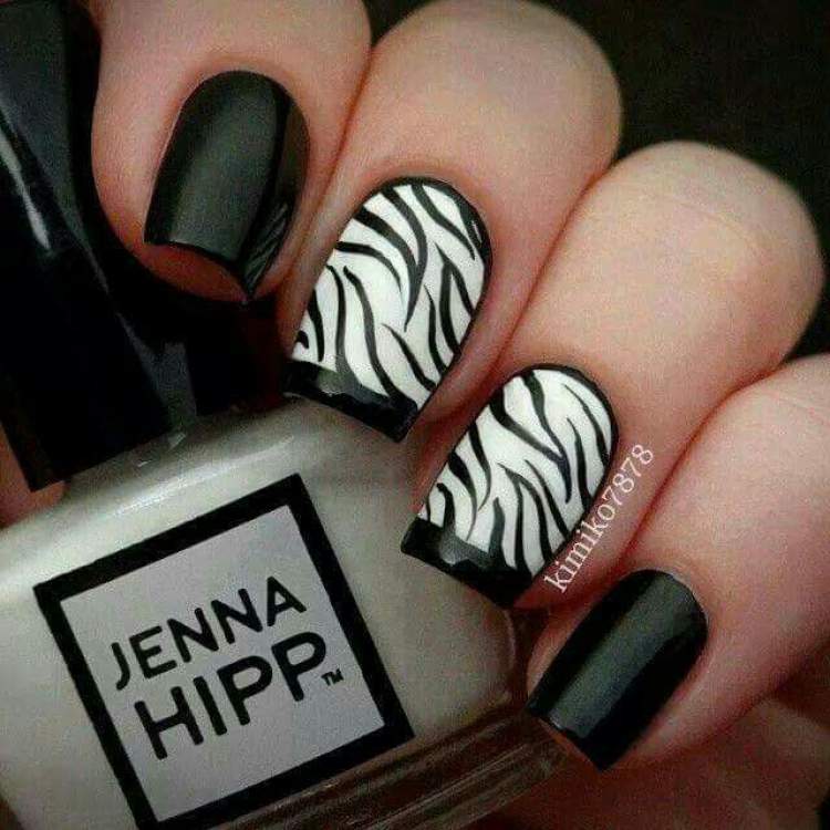 Short nails decorated with zebra