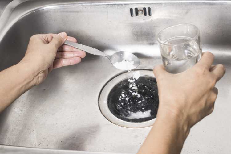 How to unclog the sink with baking soda and vinegar