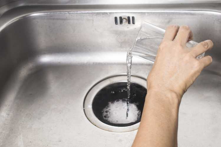 How to unclog the sink with baking soda and white vinegar