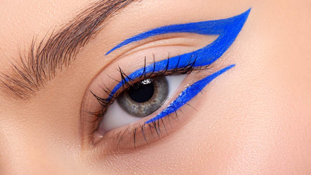 Neon eyeliner is becoming a trend in the beauty world