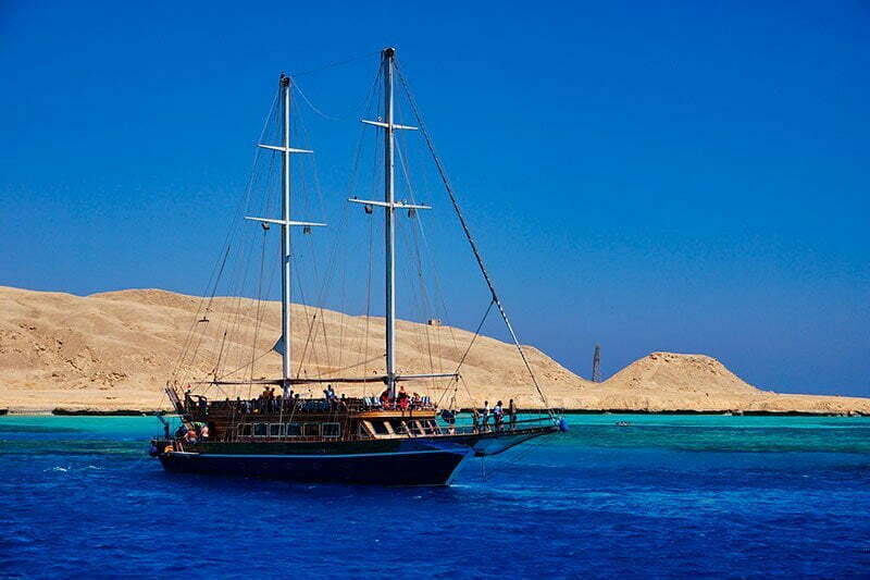 boat trip for honeymoon quotas on the beach