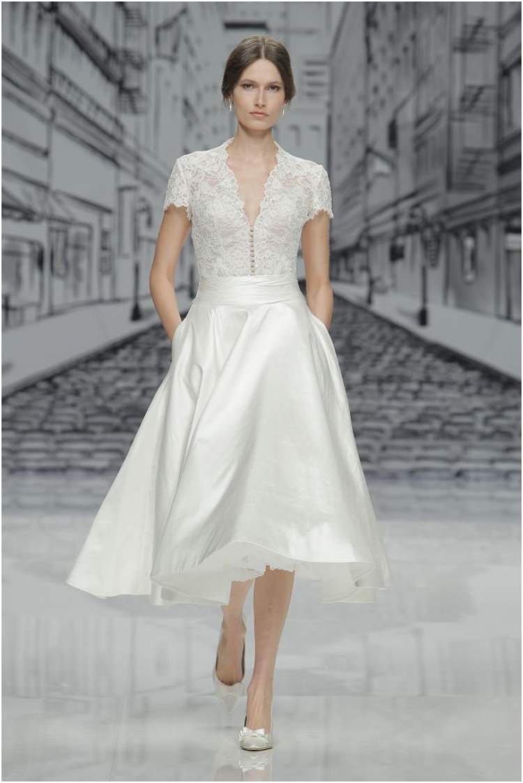 Neckline in the Wedding Dress for a Civilian Wedding in 2017