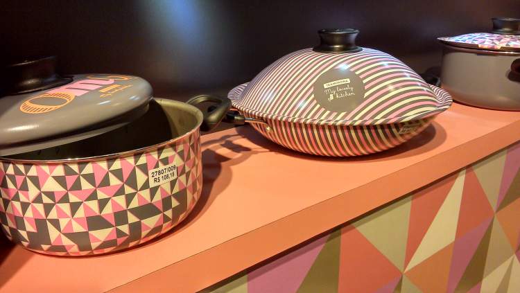 Decorated Pans Help to Renew the Kitchen without Renovations