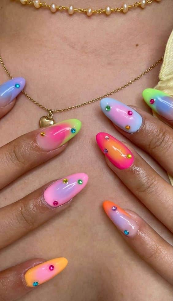 Aura nails: discover this mystical nail trend