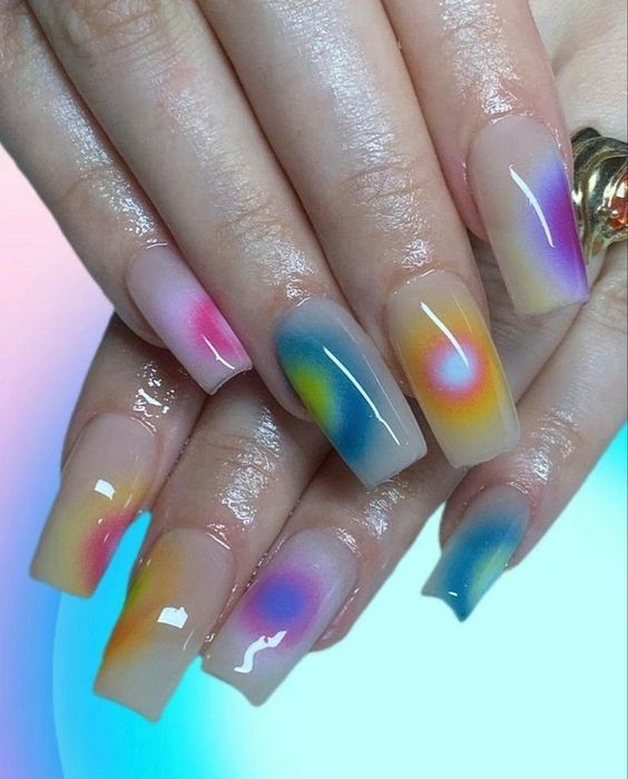 Aura nails: discover this mystical nail trend