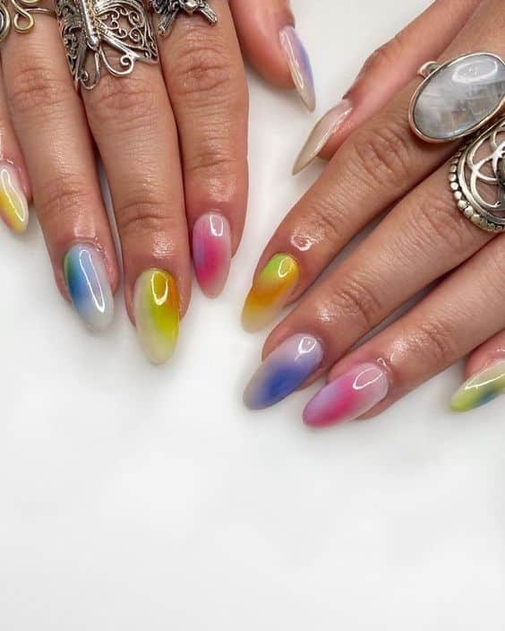 Aura nails: discover this mystical nail trend