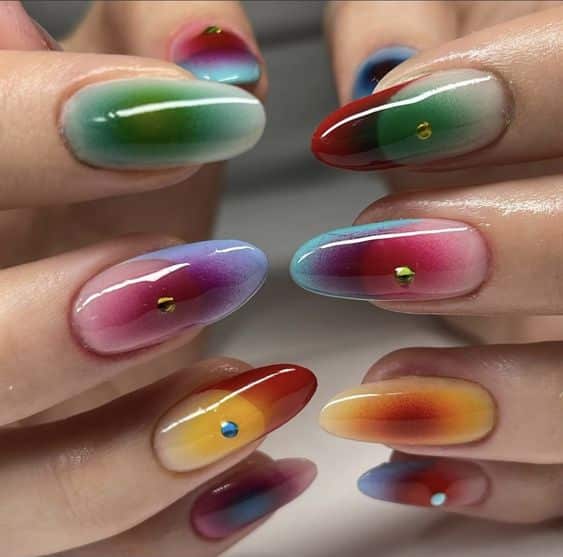 Aura nails: discover this mystical nail trend