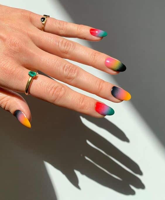 Aura nails: discover this mystical nail trend