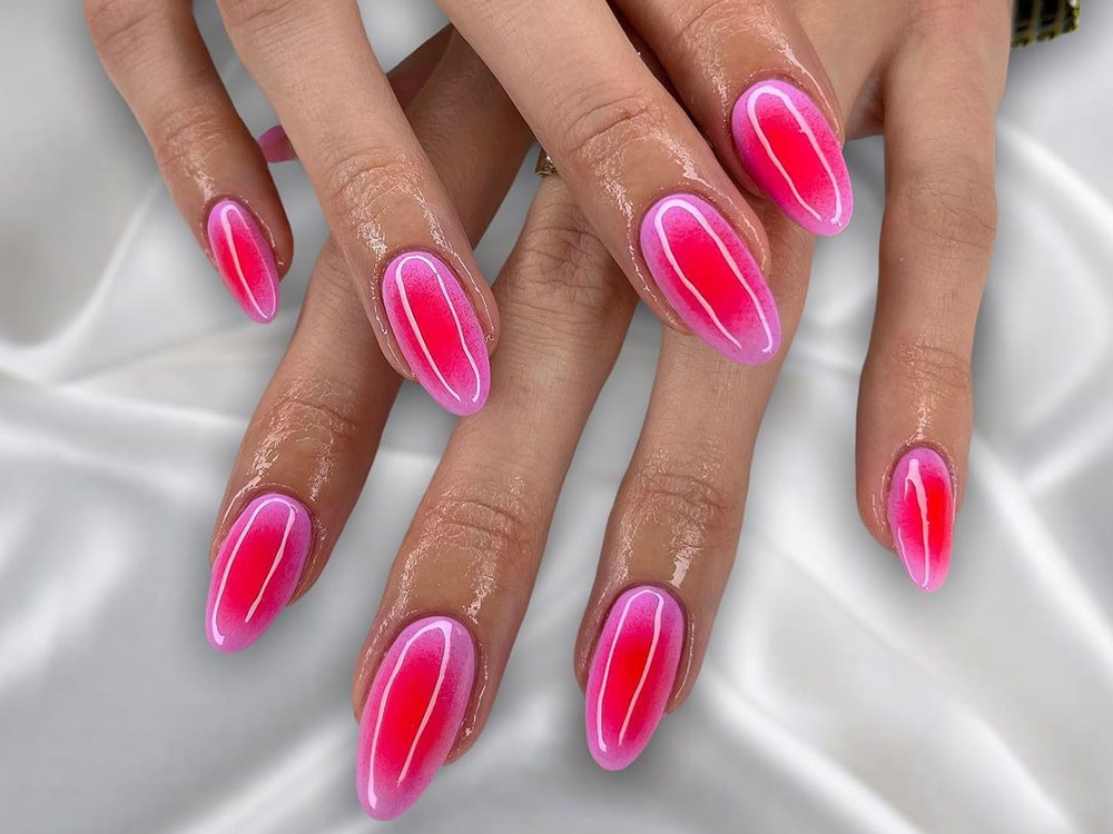 Aura nails: conheça essa tendência mística das unhas