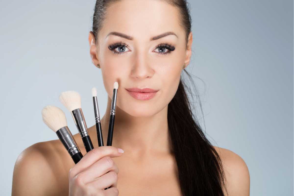 Using the correct brushes is one of the tricks to make your makeup flawless.