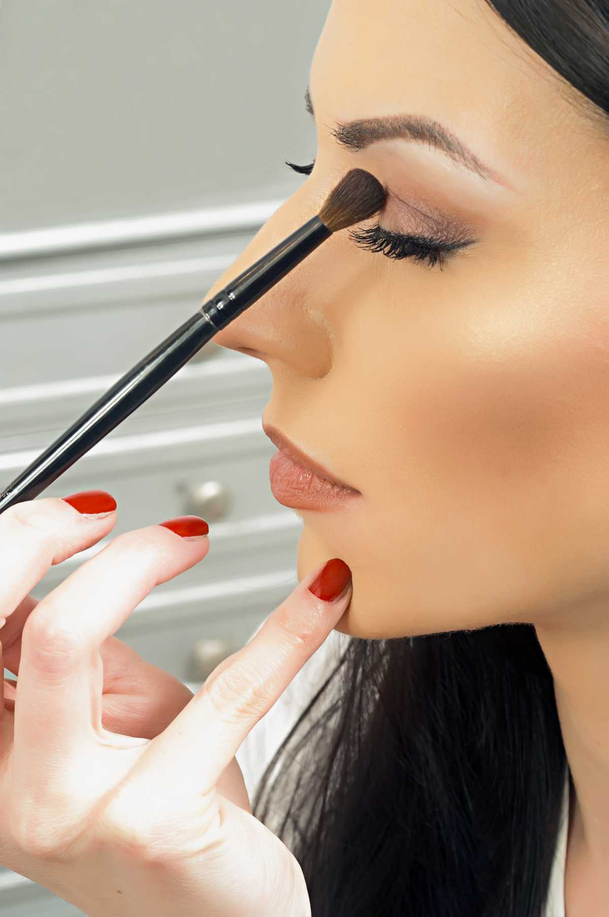 One of the tricks for perfect makeup is to use the right brushes to blend.