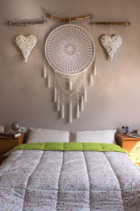 Wall macramé in the bedroom.