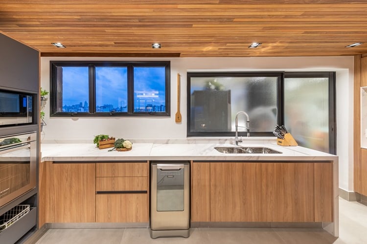 187 m² apartment kitchen decorated by architect Pietro Terlizzi, with white marble countertop, stainless steel sink, built-in dishwasher, windows