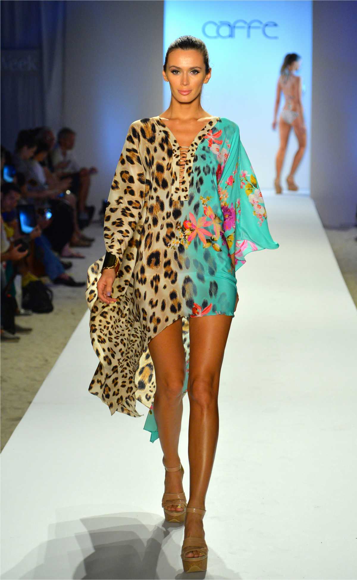 vestido con detalles animal print