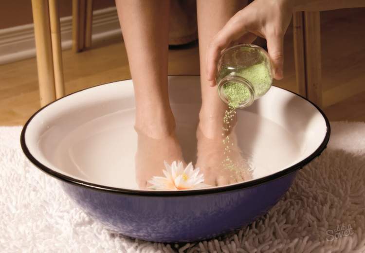 See how to make a foot bath with vinegar